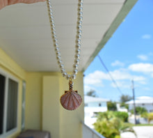 Load image into Gallery viewer, Seashell Pearl Charm Necklace